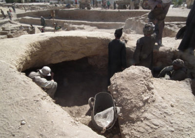 La tumba que excava David tiene parte del techo hundido y a través del gran agujero el interior se ha colmatado de escombro.