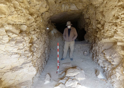 Carlos posa al final de la jornada dentro de la gran tumba que excava con Yasín.