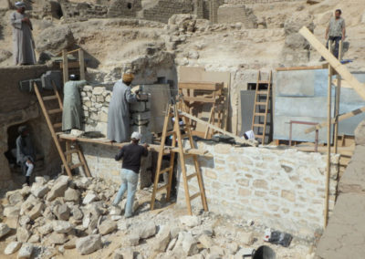 Nacho y el rais Alí supervisan la construcción del nuevo cierre de la tumba de Djehuty.