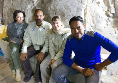 El equipo de restauración de la tumba de Djehuty: Suni y Carmen con Mohamed y Saad.