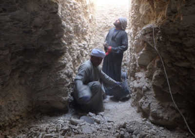 En las profundidades del pozo que excava Angie con Ibrahim y Badauy.