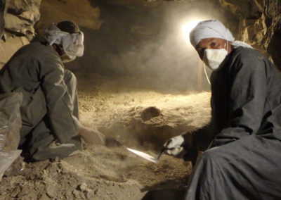 Badaui y Said excavan con Cisco la tumba paralela a la de Hery hacia el noreste.