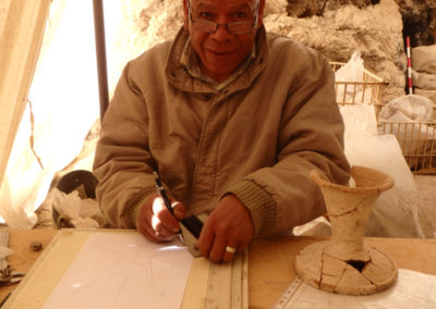 Ayad Barbari, un año más, se suma al equipo para dibujar cerámica.