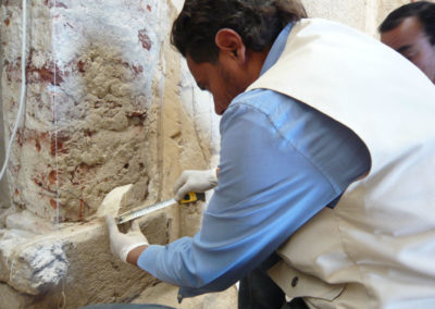 Comenzamos la restauración de las jambas y el dintel de la entrada a la tumba de Djehuty.