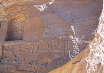 Inscripciones rupestres en la falda de la “roca de los buitres”.
