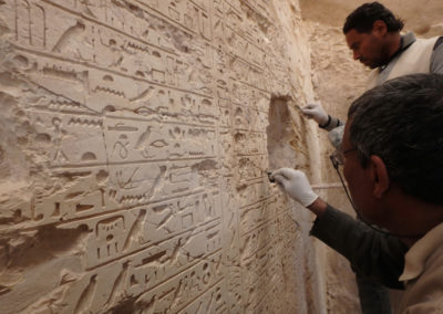 El equipo de restauración egipcio se emplea a fondo en la estela autobiográfica de Djehuty.