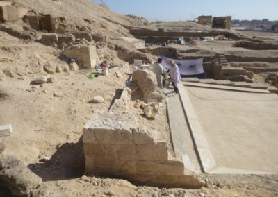 Joan comienza la reconstrucción del recrecimiento de la fachada de la tumba de Djehuty.