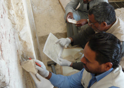 El equipo egipcio de restauración reintegran fragmentos de una jamba a la entrada de la tumba de Djehuty.
