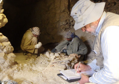 Ibrahim y Yasín excavan mientras Carlos va tomando nota de los detalles.
