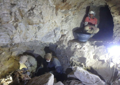 Dentro de la tumba, Carlos, Yasín y Said excavan una de la cámaras sepulcrales.