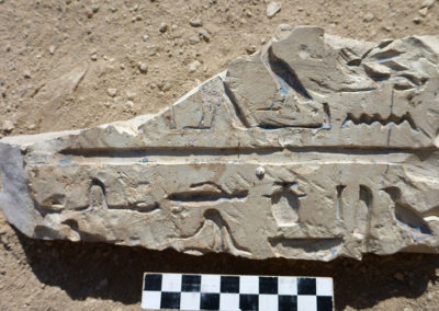 Fragmento de inscripción de la tumba de Djehuty hallado dentro del pozo que estamos ahora excavando.