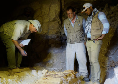 El mudir, Carlos y el inspector Ahmed comentan el saqueo de la tumba de la dinastía XII.