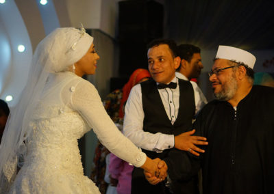 La novia recibe la bendición del imán.