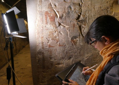 Carmen dibuja con un iPad una de las paredes de la tumba de Djehuty.