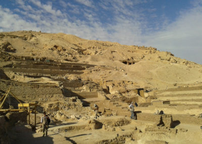 Vista de la colina de Dra Abu el-Naga por encima de nuestras tumbas.