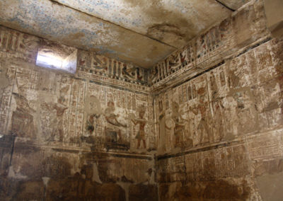 Imagen de una de las estancias del templo de Qasr el - Aguz.
