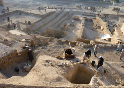 Vista sector por encima de las tumbas, con el pozo en primer plano.