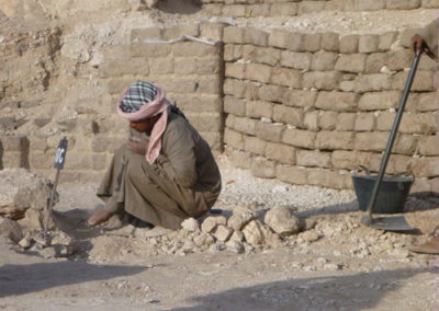 Husein (llamado Yasin) excava en el sector de Carlos, por encima de las tumbas.