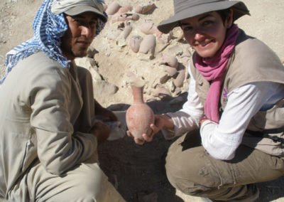 Angie y Hassan comienzan a levantar el conjunto de cerámica que habíamos dejado in situ junto a los pozos.