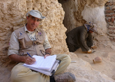 Ibrahim y el mudir excavan la tumba que queda debajo del muro de Djehuty.