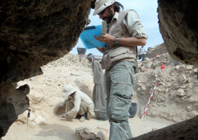 David documenta la ubicación de las cerámicas arrojadas a la entrada de la gran tumba.