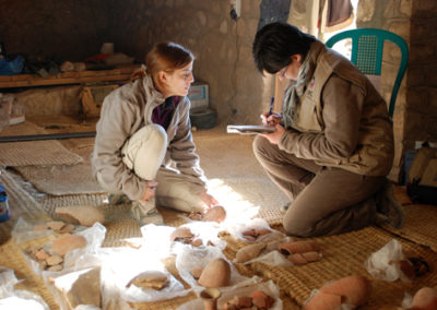 Elena y Angie revisan un depósito de cerámica excavado el año pasado.