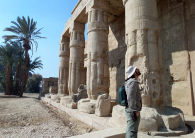 David contempla la fachada del templo de Seti I.