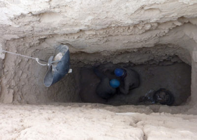Excavación del pozo funerario frente a la capilla de adobe.