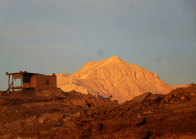 El pico de el-Qurn visto desde el yacimiento.