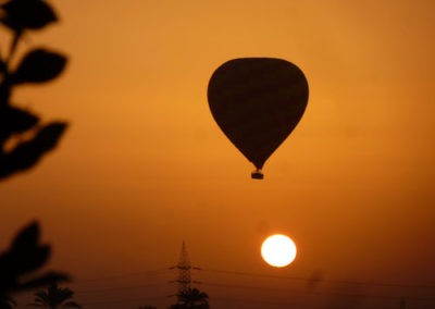 Una imagen clásica: globos al amanecer. Eso es el mejor síntoma de que hay turistas.