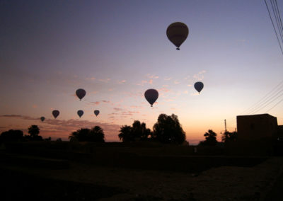 Primera “exhibición” de globos al amanecer.