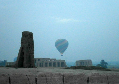 Un globo tempranero sobre vuela el Rameseum.