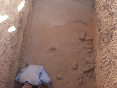 Excavación de un pozo en el sector de Carlos, por encima de las tumbas.