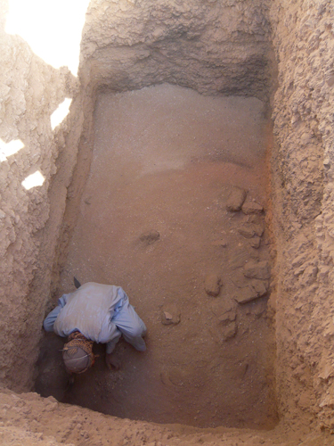 Excavación de un pozo en el sector de Carlos, por encima de las tumbas.