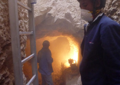 En la excavación de la cámara sepulcral se levanta mucho polvo.