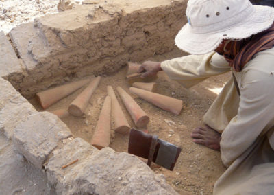 Gamal excava el conjunto de conos funerarios de Djehuty aparecidos en una esquina de una estructura de adobe.