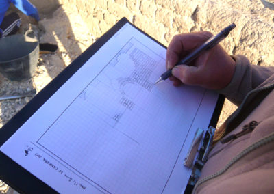 Carlos dibuja los adobes de la fachada de la tumba de Djehuty-nefer.
