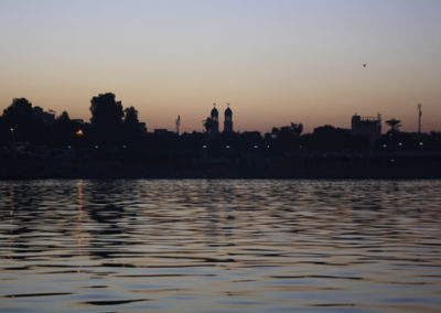 Silueta de la ciudad de Luxor desde el Nilo al amanecer.