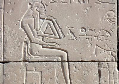 Figura de la reina Ahmose Nefertari recibiendo ofrendas de Ramsés II.