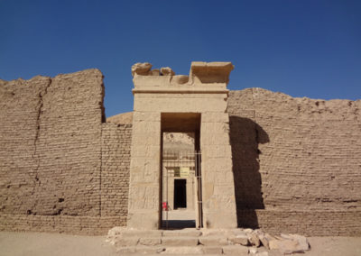 Entrada al templo de Hathor en Deir el-Medina.