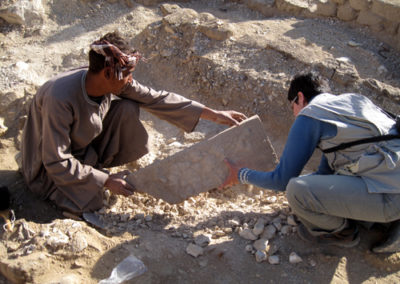 Saabut y Angie excavan junto al pozo al sur del sector 10.