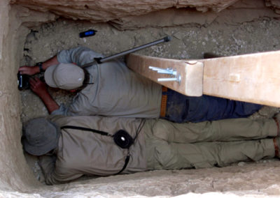 José Miguel y Pito se asoman al interior de la cámara sepulcral.