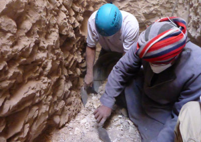 Ibrahim y Ahmed excavando dentro del pozo.
