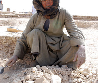 Hassán es uno de los trabajadores veteranos de la excavación.