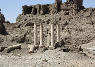 Restos de la casa de Djehuty-mose y su hijo Butehamón dentro del recinto sagrado del templo.