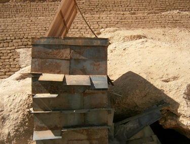 El “pozo Benissa”, que desciende hasta el techo de la capilla de Djehuty, es el testigo más explícito de todo lo excavado por encima de las tumbas.