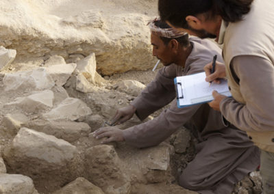 Saabut excava con David un derrumbe que cierra, posiblemente, la entrada a una tumba.