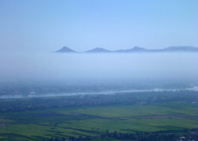 Vista del valle, con las montañas de la orilla oriental surgiendo de la bruma.