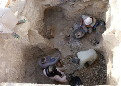 David y Saabut excavan el "doble pozo".