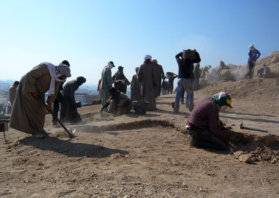 Comienzo de la excavación en el Sector 10 Norte, todavía en un nivel muy superficial de escombro moderno.